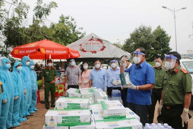 Công an tỉnh An Giang vừa tổ chức trao tặng 50 tấn gạo, sữa và thuốc hỗ trợ điều trị Covid-19,...cho người dân khó khăn.