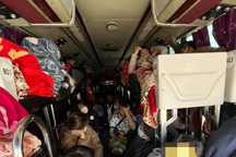 Khách tố xe 45 chỗ nhồi nhét 70 người, chủ xe khẳng định "không đúng"