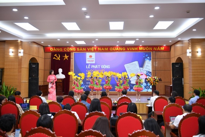 Tiết mục văn nghệ của giáo viên và học sinh tại lễ phát động.