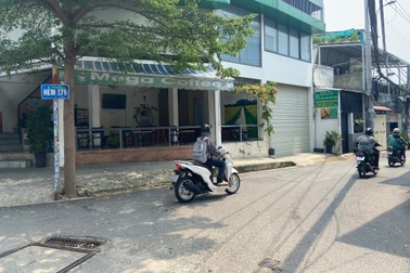 Nam thanh niên mặc áo xe công nghệ đâm xuyên ngực trái người đi đường