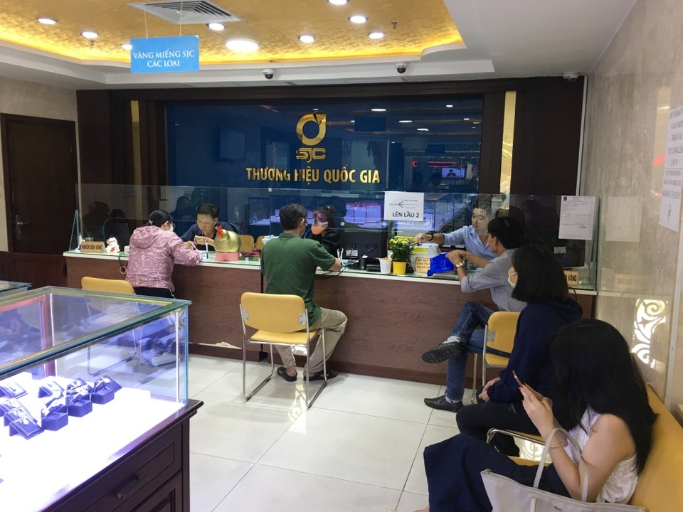 Giá vàng quay đầu giảm, người dân nhanh chân bán tháo chốt lời - 1 Giá vàng quay đầu giảm, người dân nhanh chân bán tháo chốt lời - 1