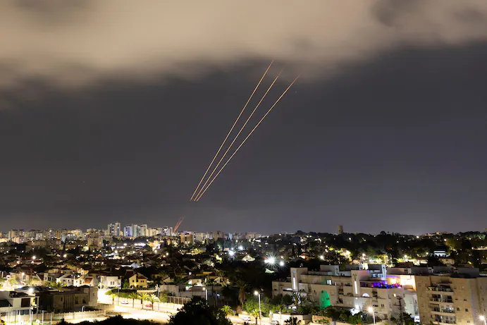 Hệ thống phòng không Israel đánh chặn tên lửa và máy bay không người lái Iran hôm 14/4 (Ảnh: Reuters).