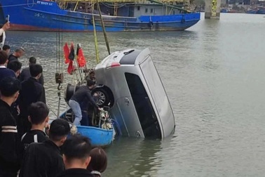 Ô tô 7 chỗ trôi tuột xuống sông khi đang đỗ trên bờ kè