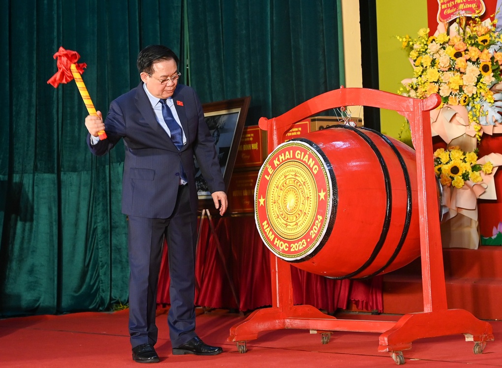Chủ tịch Quốc hội: Mong thầy cô luôn giữ ngọn lửa tâm huyết với nghề - 1 Chủ tịch Quốc hội: Mong thầy cô luôn giữ ngọn lửa tâm huyết với nghề - 1