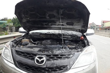 Xe Mazda bốc khói cháy đầu khi đang chạy