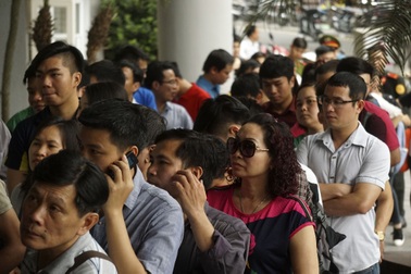 Xếp hàng từ 7 giờ sáng để mua tiền lưu niệm 100 đồng