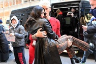 Bồ trẻ bế Megan Fox trên phố