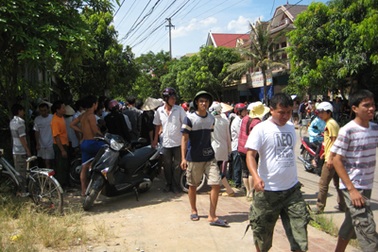 “Ôm” mìn tự tử giữa đường