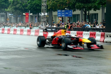 Mãn nhãn với màn drift xe đua F1 tại TP.HCM