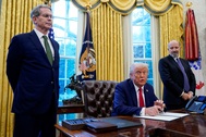 Thời điểm căng thẳng trước thay đổi phút chót của ông Trump về thuế quan