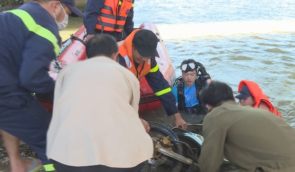 Nhóm bạn tù siêu trộm, ném xe máy gây án xuống sông để phi tang - 2