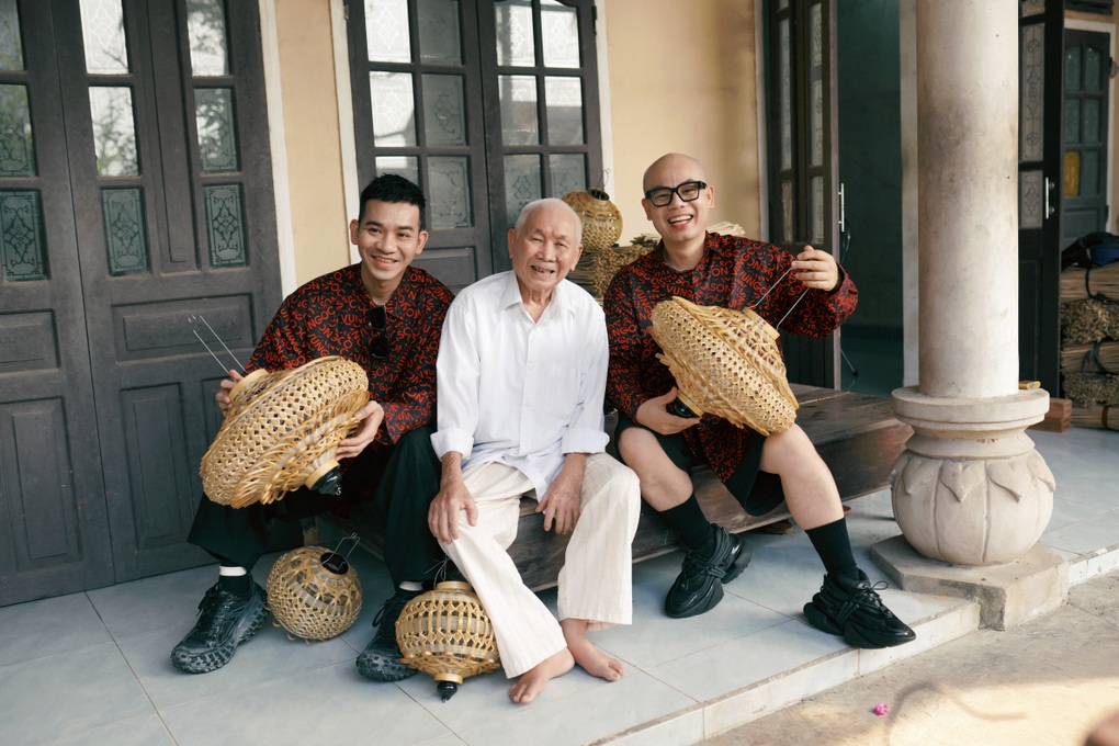 NTK Vũ Ngọc và Son biến chợ Hội An thành sàn diễn thời trang - 2 NTK Vũ Ngọc và Son biến chợ Hội An thành sàn diễn thời trang - 2