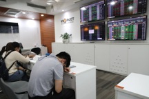 Cổ phiếu "sốt" khi tỷ phú Quyết "nhá hàng bom tấn"; GAS thành "tội đồ"