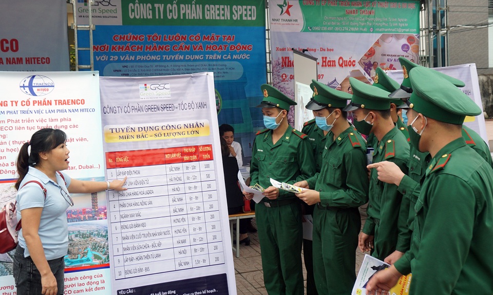 Bộ đội xuất ngũ hào hứng với phiên giao dịch việc làm đầu tiên được tổ chức - 6 Bộ đội xuất ngũ hào hứng với phiên giao dịch việc làm đầu tiên được tổ chức - 6