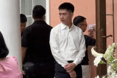 Người chồng là công an bất ngờ nổi tiếng khi phụ vợ trong đám cưới ở Hà Nội