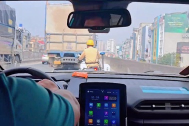 CSGT Hà Nội mở đường hỗ trợ sản phụ đến bệnh viện kịp thời