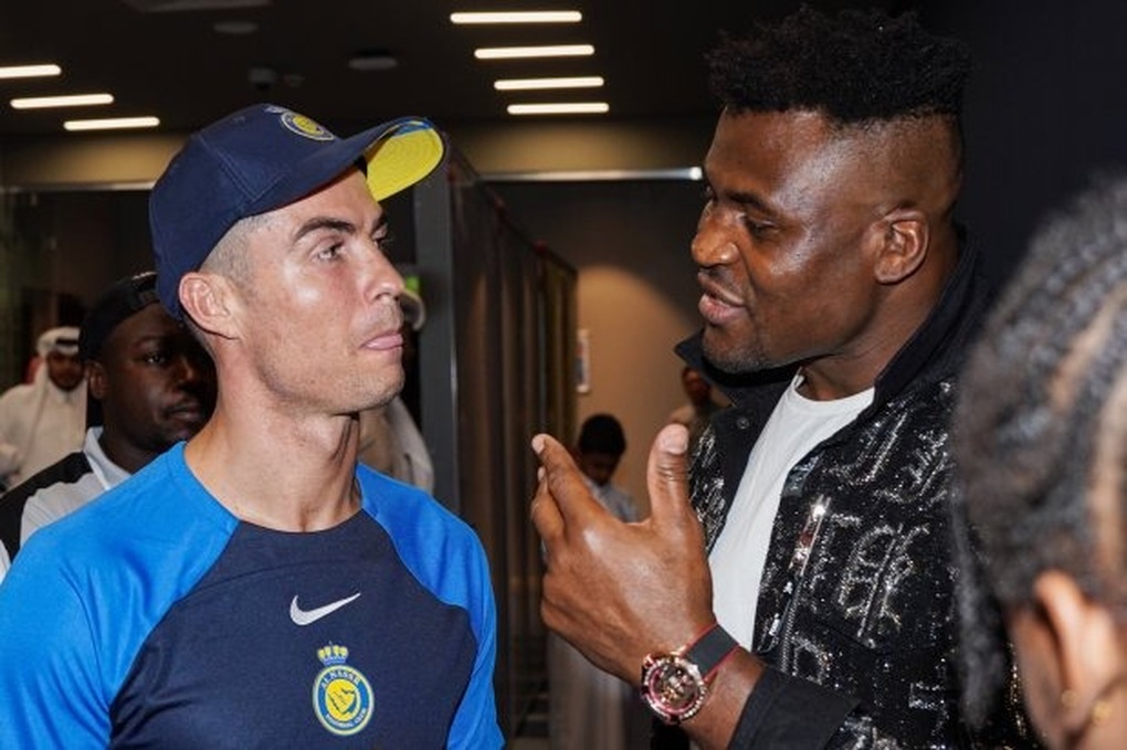 Ronaldo dự khán cuộc so tài giữa Tyson Fury và Ngannou - 2 Ronaldo dự khán cuộc so tài giữa Tyson Fury và Ngannou - 2