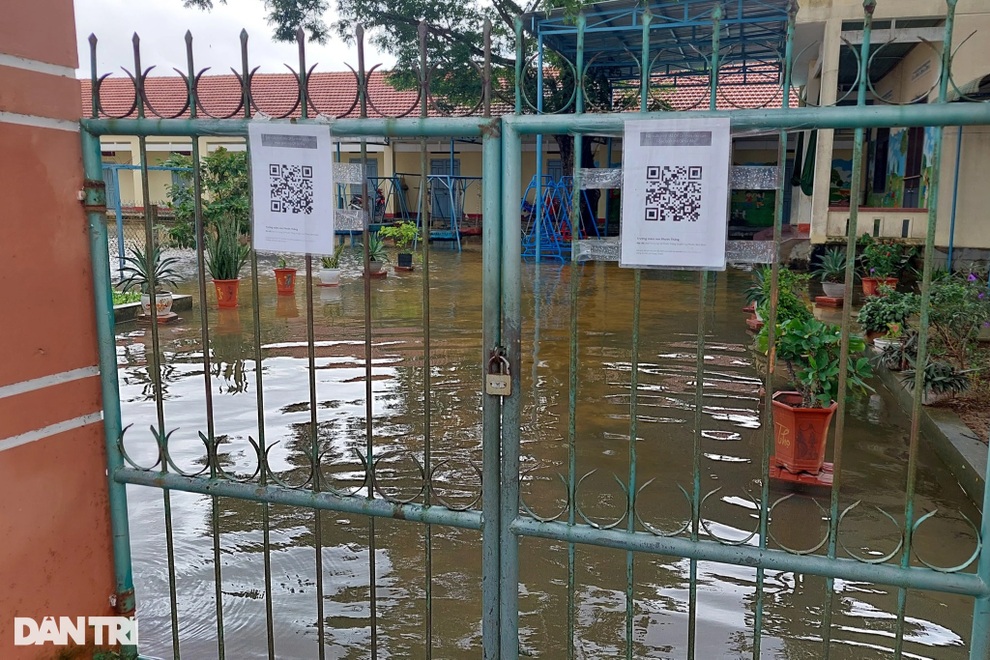 Nước lũ ngập mênh mông, đất đá bịt kín đường sau nhiều ngày mưa lớn - 4 Nước lũ ngập mênh mông, đất đá bịt kín đường sau nhiều ngày mưa lớn - 4