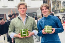 Sinh viên Tây đi cà kheo, nhảy sạp "chạm Tết"