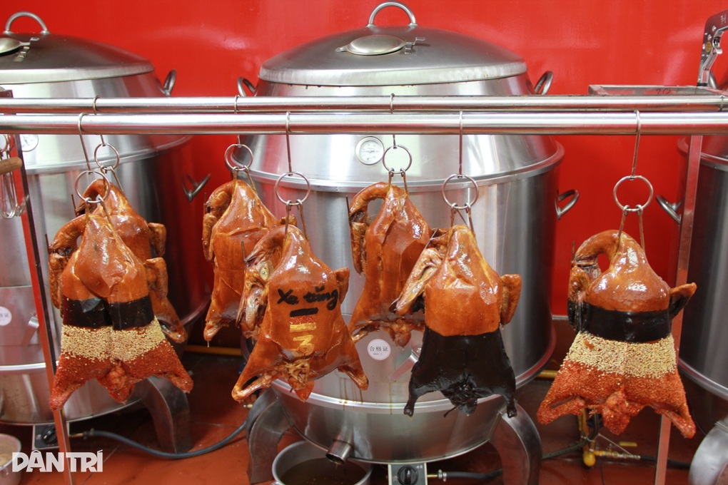 Độc lạ món vịt quay dự đoán tỷ số World Cup giá nửa triệu đồng ở Hà Nội - 3 Độc lạ món vịt quay dự đoán tỷ số World Cup giá nửa triệu đồng ở Hà Nội - 3