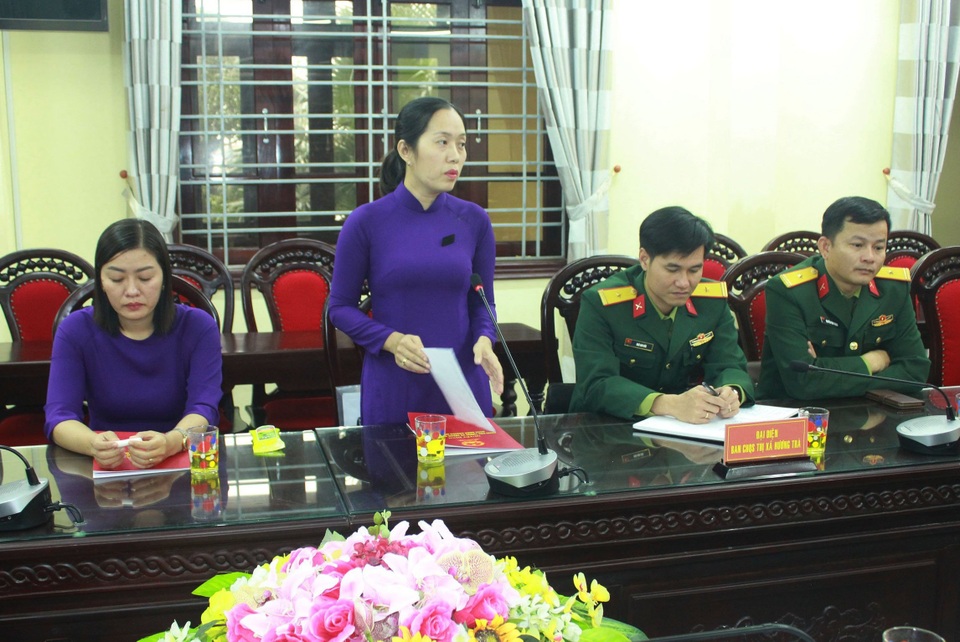 Trao quyết định tuyển dụng 2 người vợ liệt sĩ Rào Trăng 3 - 3 Trao quyết định tuyển dụng 2 người vợ liệt sĩ Rào Trăng 3 - 3