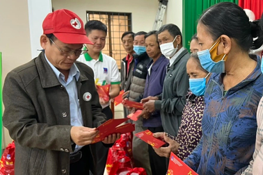 Trao 600 phần quà Tết đến người dân khó khăn