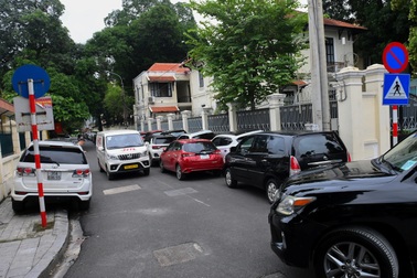 Hà Nội: Ô tô đỗ tràn lan lòng đường nhỏ hẹp, giao thông bị "bóp nghẹt"