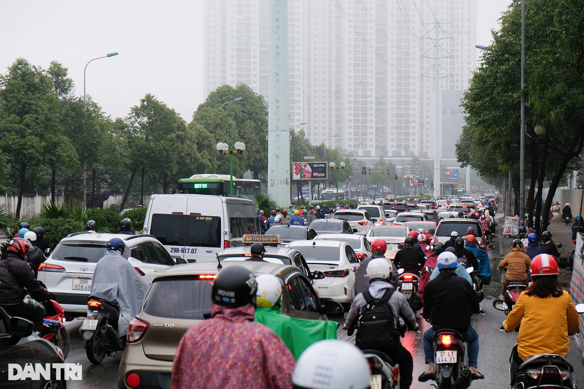Người Hà Nội chật vật di chuyển dưới trời mưa dai dẳng và sương mù dày đặc - 11 Người Hà Nội chật vật di chuyển dưới trời mưa dai dẳng và sương mù dày đặc - 11