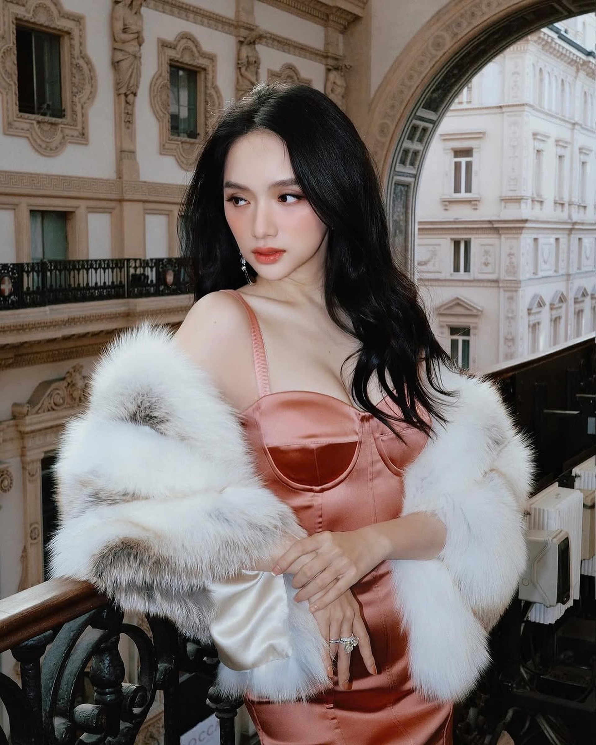 Hương Giang đọ dáng gợi cảm bên nữ diễn viên Hàn Quốc - 2 Hương Giang đọ dáng gợi cảm bên nữ diễn viên Hàn Quốc - 2