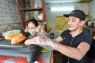 Bí mật món bánh mì nướng muối ớt giúp chủ quán bán 500 chiếc mỗi ngày