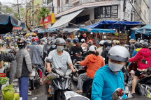 "Chen chân" sắm Tết trong phiên chợ ngày cuối năm