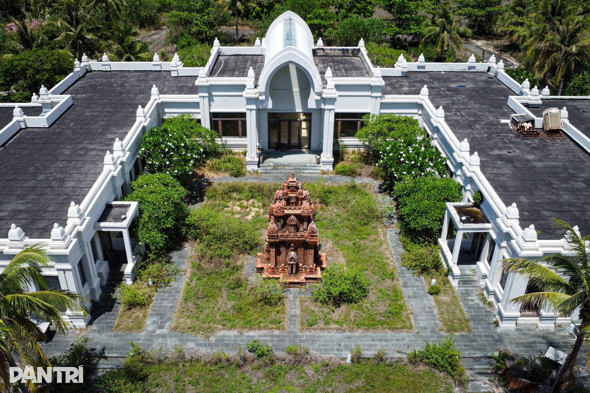 Cỏ phủ kín khu nghỉ dưỡng 12 triệu USD ven biển Đà Nẵng - 2 Cỏ phủ kín khu nghỉ dưỡng 12 triệu USD ven biển Đà Nẵng - 2