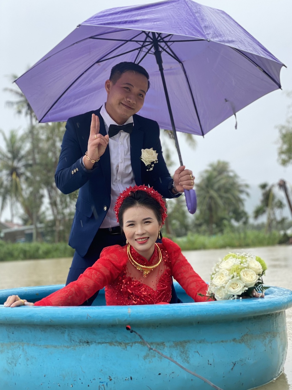Ấn tượng cô dâu về nhà chồng bằng thuyền thúng vượt lũ - 1 Ấn tượng cô dâu về nhà chồng bằng thuyền thúng vượt lũ - 1