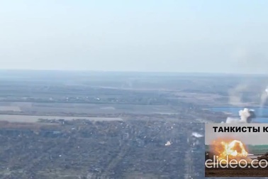 Chiến thuật tấn công lạ của Su-25 Nga khi bắn rocket vào mục tiêu Ukraine