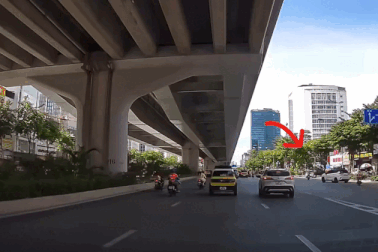 Ô tô chạy cắt qua 5 làn đường, người đi xe máy phanh chao đảo