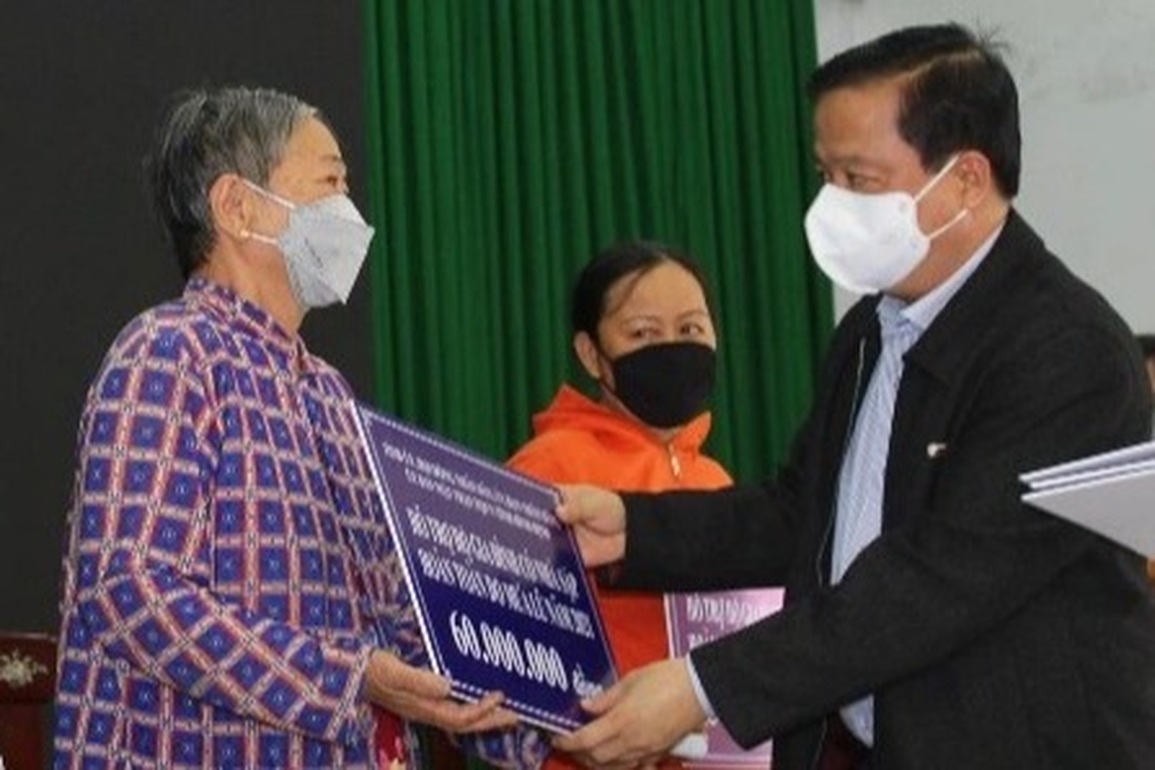 Hỗ trợ người dân sửa nhà sập do lũ kịp đón Tết Nguyên đán - 1 Hỗ trợ người dân sửa nhà sập do lũ kịp đón Tết Nguyên đán - 1