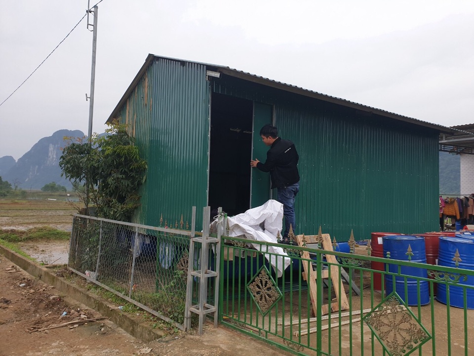 Ngắm những ngôi nhà phao cứu sinh người dân vùng rốn lũ do bạn đọc tặng - 5 Ngắm những ngôi nhà phao cứu sinh người dân vùng rốn lũ do bạn đọc tặng - 5