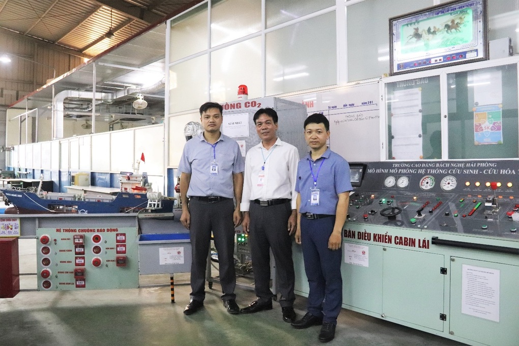 Giảng viên sáng tạo thiết bị dạy cứu sinh, cứu hỏa trên tàu thủy - 1 Giảng viên sáng tạo thiết bị dạy cứu sinh, cứu hỏa trên tàu thủy - 1