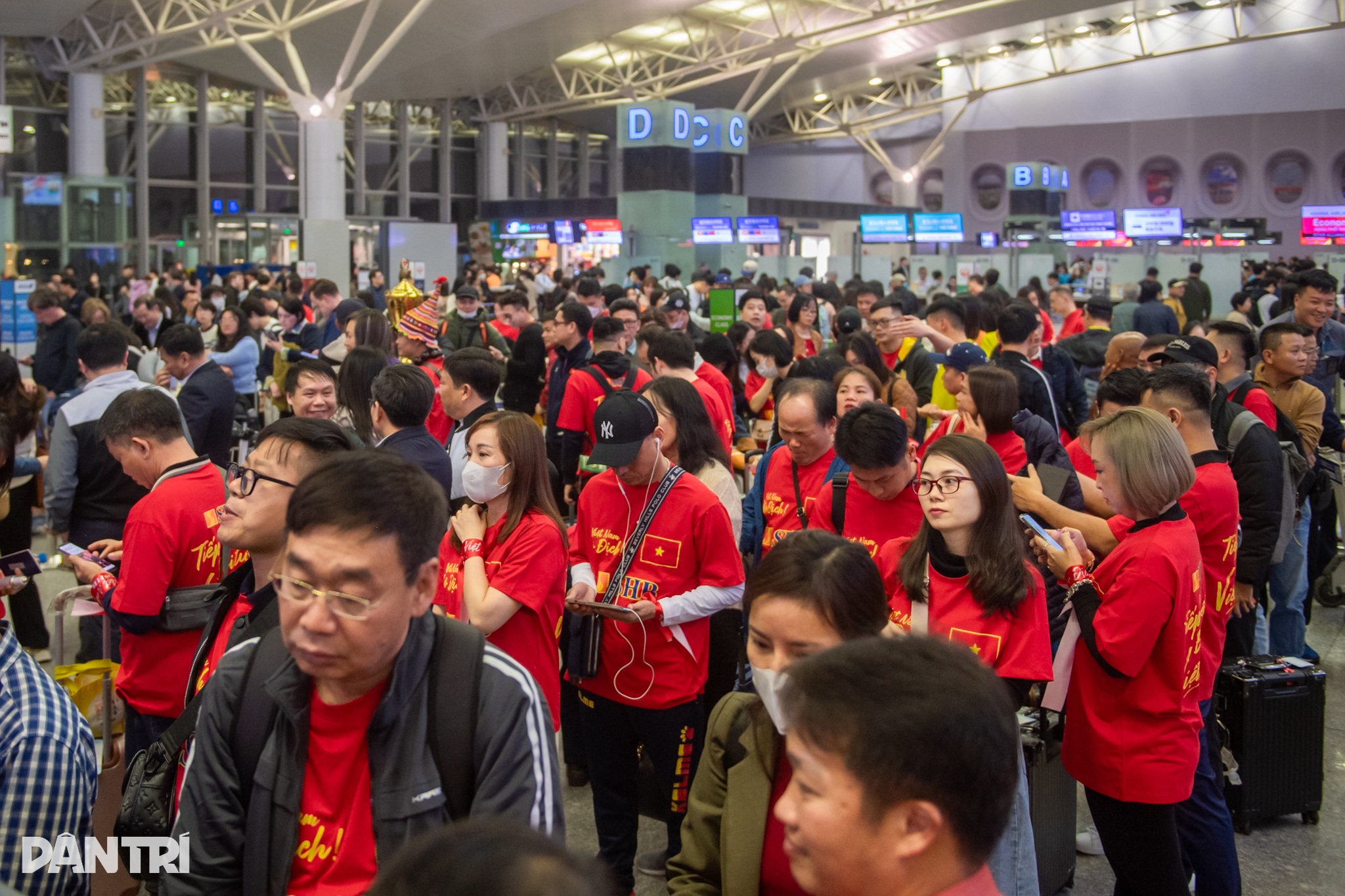 Hàng trăm cổ động viên bay sang Thái Lan tiếp lửa đội tuyển Việt Nam - 1 Hàng trăm cổ động viên bay sang Thái Lan tiếp lửa đội tuyển Việt Nam - 1