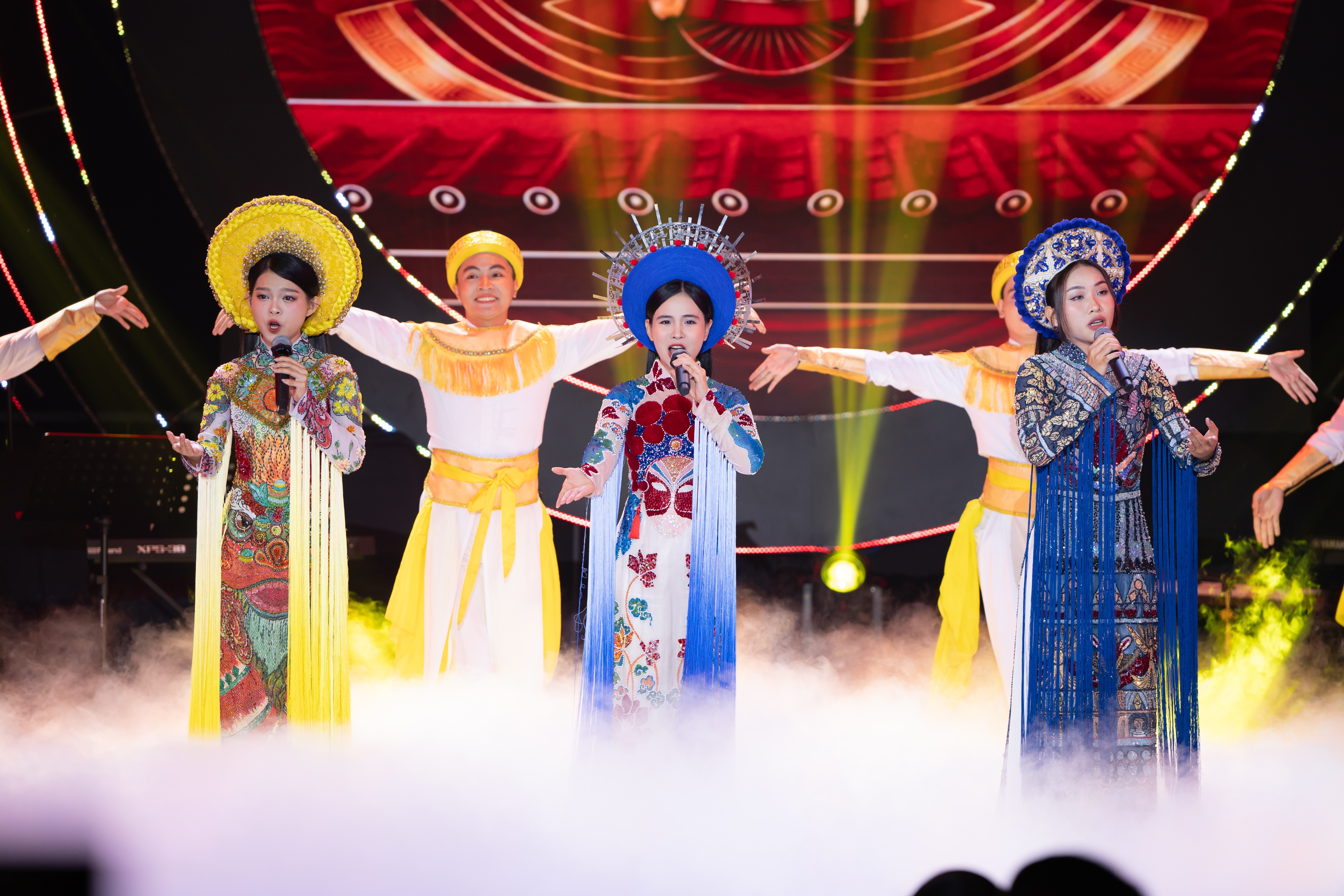 Hoai Linh dan Trung Dan terharu apabila menyanyi bersama tiga anak angkat Phi Nhung - 1 Hoài Linh, Trung Dân xúc động khi hát cùng 3 con gái nuôi của Phi Nhung - 1