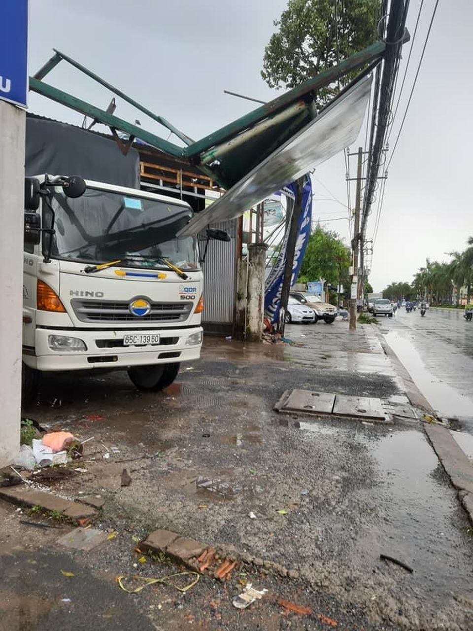 Mưa giông làm tốc mái, xiêu vẹo 17 căn nhà, bật gốc nhiều cây xanh - 8 Mưa giông làm tốc mái, xiêu vẹo 17 căn nhà, bật gốc nhiều cây xanh - 8