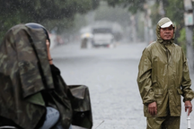 Biển Đông hứng áp thấp nhiệt đới, mưa lớn gia tăng