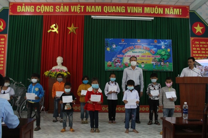 Ông Phạm Phượng - Phó Giám đốc Sở LĐTBXH tỉnh Đắk Lắk tặng quà Trung thu cho trẻ em có hoàn cảnh khó khăn của xã Cư Pui, huyện Krong Bông