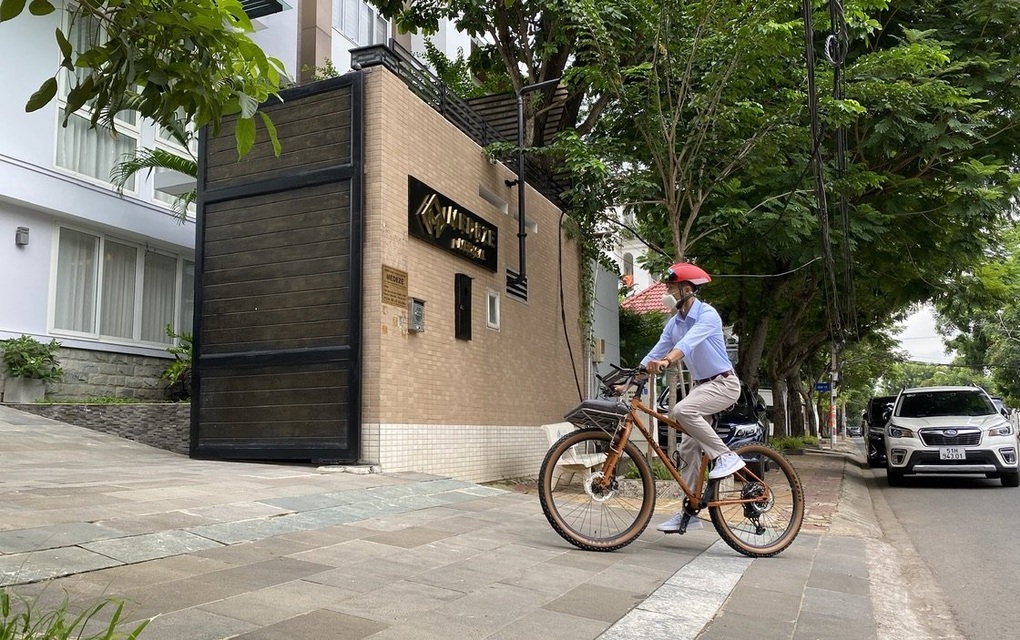 Người đàn ông ở TPHCM đạp xe 15km mỗi sáng đến công sở - 1 Người đàn ông ở TPHCM đạp xe 15km mỗi sáng đến công sở - 1