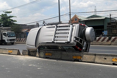 Xe ô tô 7 chỗ “làm xiếc” trên quốc lộ 1A