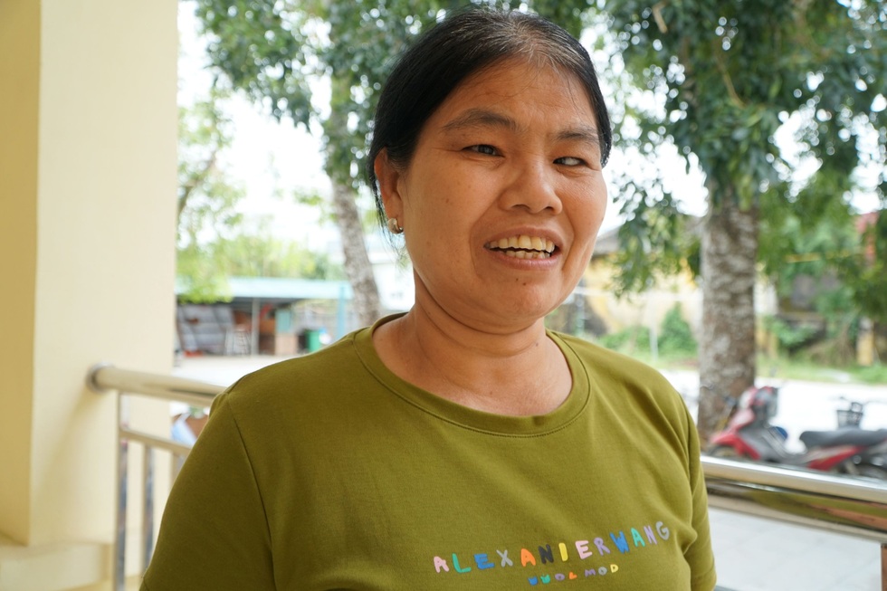 Người phụ nữ khiếm thị mất nhà sau bão vui mừng nhận quà từ bạn đọc Dân trí