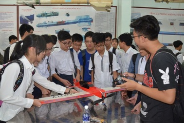 Bố mẹ mong con học giỏi, có tấm bằng đại học rồi cũng chỉ đi làm thuê