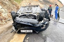 Xế hộp tông vách núi, lật ngửa và bốc cháy, tài xế tử vong trong xe