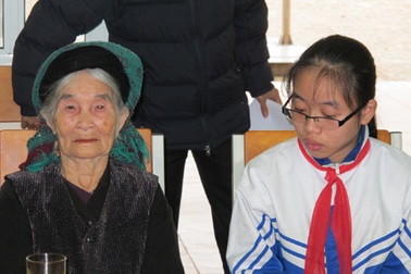 Cô học trò nhỏ mồ côi, học giỏi, trụ cột gia đình