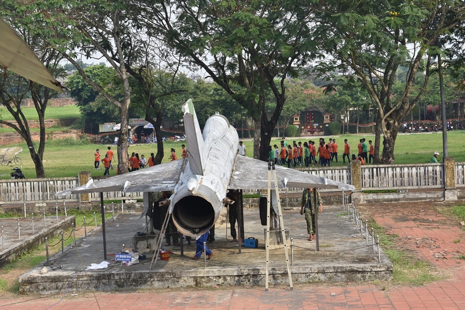 Cận cảnh tháo dỡ 4 máy bay thời chiến tại Di tích Quốc Tử Giám - 6 Cận cảnh tháo dỡ 4 máy bay thời chiến tại Di tích Quốc Tử Giám - 6